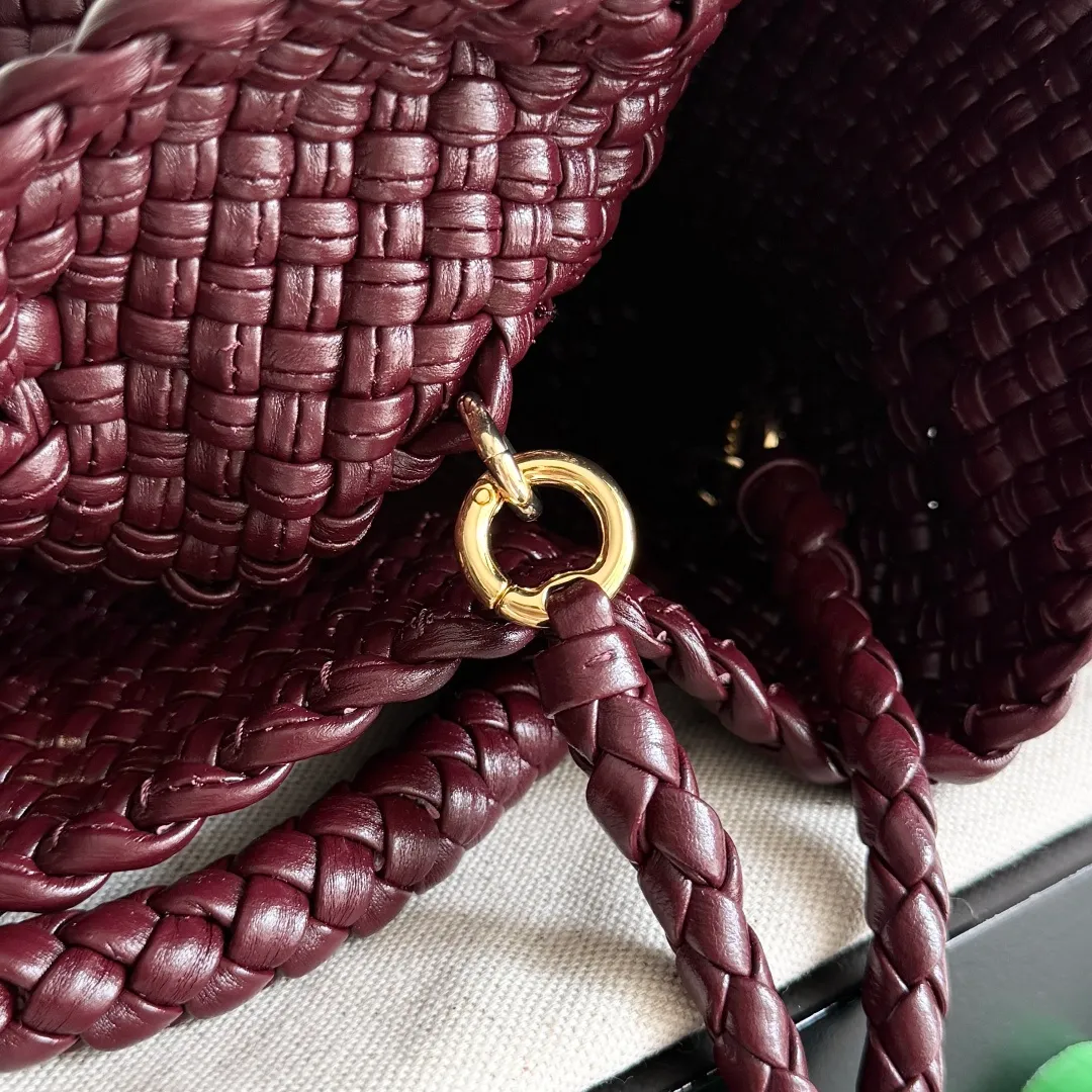 Batch 3760 BV collectible small woven handbags are really YYDS!! Bottega Veneta’s most classic small woven handbags are back! ! We use the highest quality leather with the highest craftsmanship❤️ to create the most expensive works. We have created the Intrecciato leather weaving process❤️ This unique traditional exclusive leather weaving method has not only become our logo but also reflects the time-consuming and labor-intensive craftsmanship of our products❤️ The new TOSCA handbag must be a selection worth collecting🆕 Style number: 776755 Size: 20*15.5*7cm